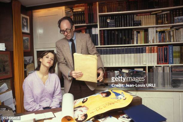Sophie Marceau et le metteur en scène Claude Pinoteau lors du tournage du film' La Boum 2' en avril 1982 à Paris, France.