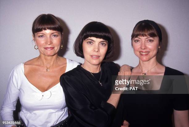 Mireille Mathieu avec deux de ses soeurs dont Monique Mathieu à droite en septembre 1990, France.