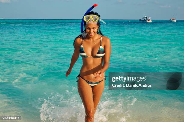 beautiful woman enjoying the sea - weight loss journey stock pictures, royalty-free photos & images