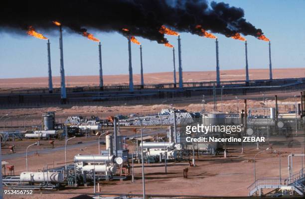Usines de traitement du gaz naturel et puits circa 1990 à Hassi R'Mel en Algérie.