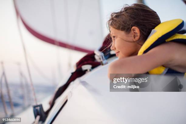 kleines mädchen freut sich auf segelboot - kid sailing stock-fotos und bilder