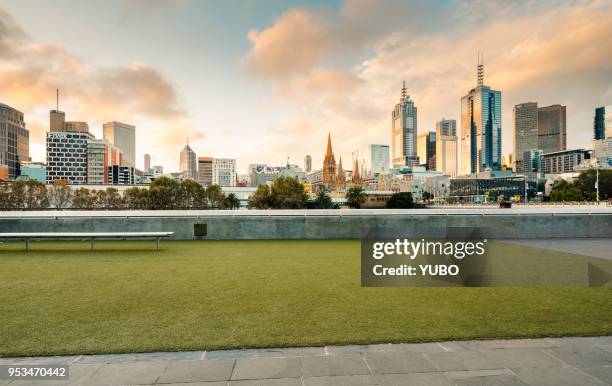 melbourne - melbourne skyline stock-fotos und bilder