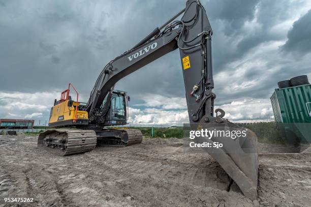 volvo ec220e macchina per escavatori cingolati in cantiere - ruspa foto e immagini stock