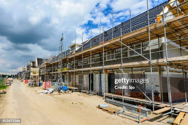 woningbouw van nieuw gebouwde huizen in een woonwijk - nieuwbouw stockfoto's en -beelden