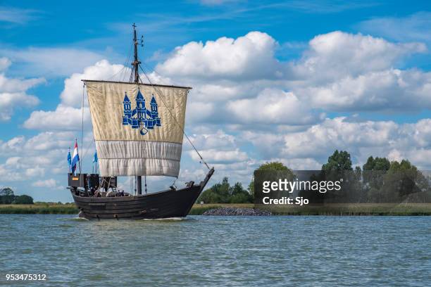 カンパー コッヘ、14 世紀ハンザ同盟の取引船は、アイセル川でセーリング - ヘルダース・アイセル川 ストックフォトと画像