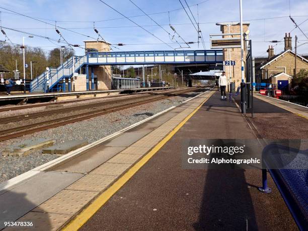 huntingdon rail station platform - huntingdon stockfoto's en -beelden