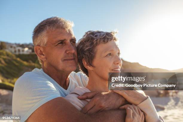 stapje terug en waarderen de geschenken van het leven - lifes a beach stockfoto's en -beelden