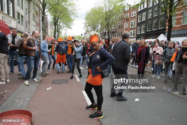 king's day celebration in amsterdam,netherlands - prinsengracht stock pictures, royalty-free photos & images