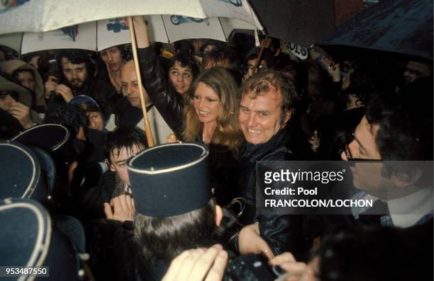 Manifestation pour sauver les phoques conduite par Brigitte Bardot devant l'embassade de Norvège à Paris, en avril 1976.