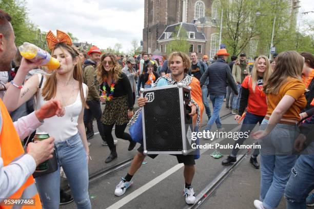 king's day celebration in amsterdam,netherlands - prinsengracht stock pictures, royalty-free photos & images