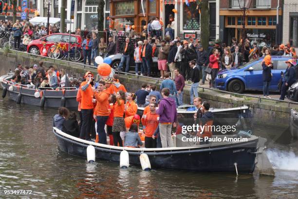 king's day celebration in amsterdam,netherlands - prinsengracht stock pictures, royalty-free photos & images