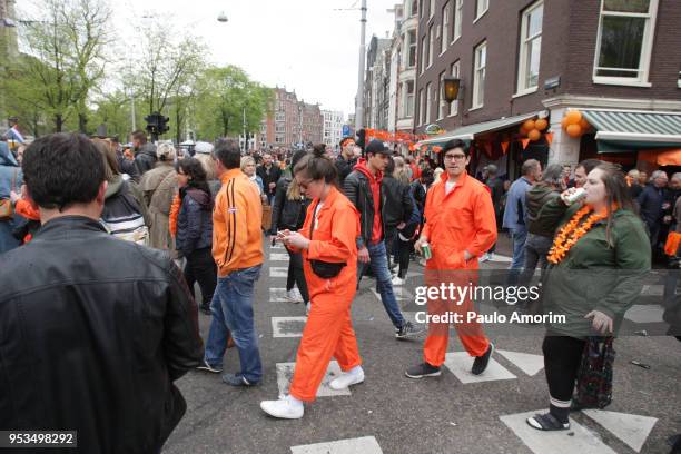 king's day celebration in amsterdam,netherlands - prinsengracht stock pictures, royalty-free photos & images