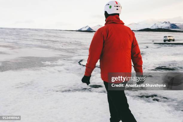 man in helm verkennen vatnajokull-gletsjer - breidamerkurjokull glacier stockfoto's en -beelden