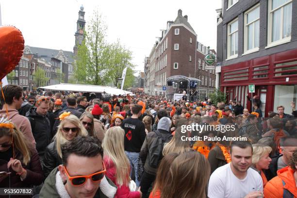 king's day celebration in amsterdam,netherlands - prinsengracht stock pictures, royalty-free photos & images