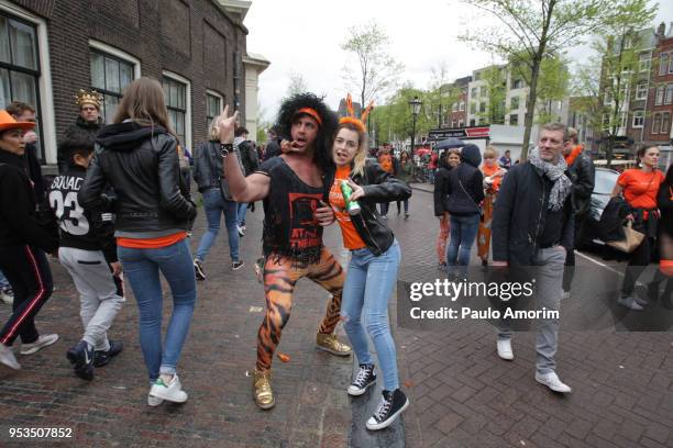 king's day celebration in amsterdam,netherlands - prinsengracht stock pictures, royalty-free photos & images