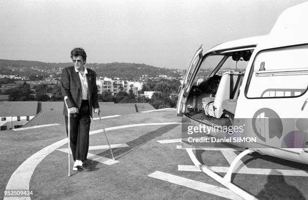 Alain Delon, victime d'une chûte lors du tournage du film 'Ne reveillez pas un flic qui dort' est évacué par hélicoptère, Epinay-sur-Seine, juin...
