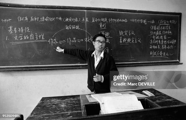 Professeur devant un tableau noir lors d'un cours à l'université de Pékin en mai 1989, Chine.