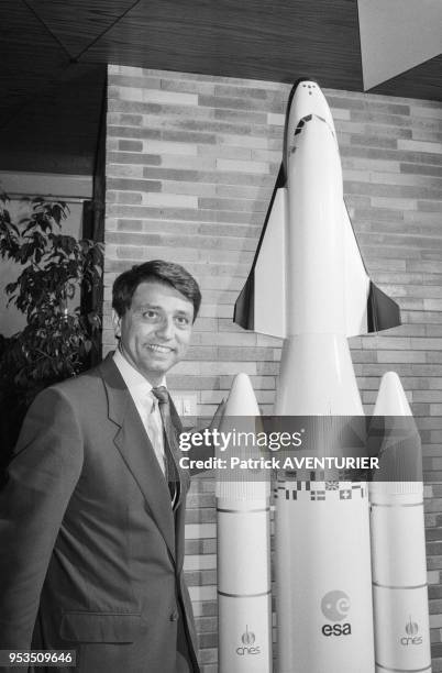 Alain Madelin lors de sa visite au Centre National d'Etudes Spatiales avec la maquette de la navette spatiale européenne le 7 juin 1986 à Toulouse,...