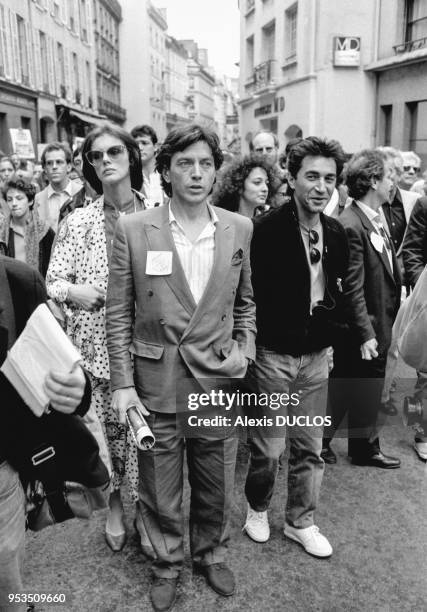 Manifestation de comédiens contre le projet de privatisation de TF1 parmi lesquels Anny Duperey, Bernard Giraudeau et Richard Berry le 3 juin 1986 à...