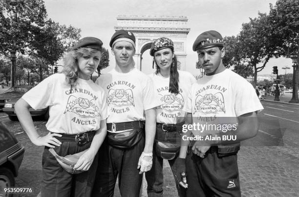 Les Guardian Angels, patrouille internationale de volontaires bénévoles, le 8 août 1989 sur les Champs Elysées à Paris, France.