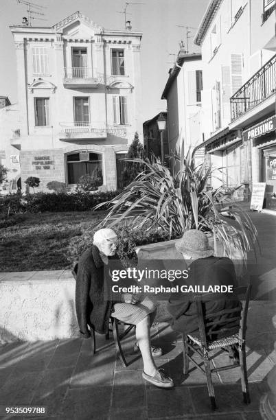 Retraités sur un banc en décembre 1988 à Fréjus, Var.