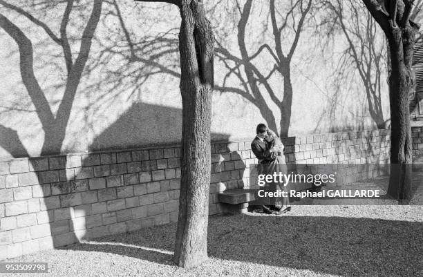 Couple enlacé en décembre 1988 à Fréjus, Var.