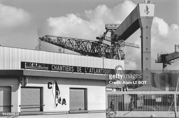 Grue et portiques aux chantiers navals de l'Atlantique en novembre 1989 à Nantes, France.