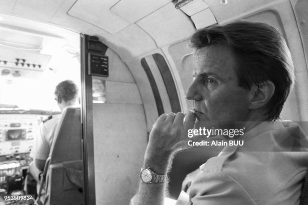 Bernard Kouchner lors d'un déplacement en avion au Soudan en avril 1989.