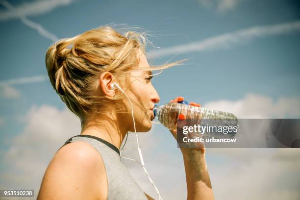 jogger im park trinken - wasser trinken stock-fotos und bilder