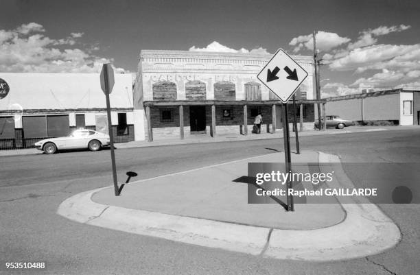 Carrefour dans le centre-ville de Socorro au Nouveau-Mexique en juillet 1988, Etats-Unis.