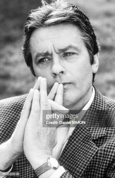 Portrait de Alain Delon sur le tournage du téléfilm 'Cinéma' en mars 1988, France.