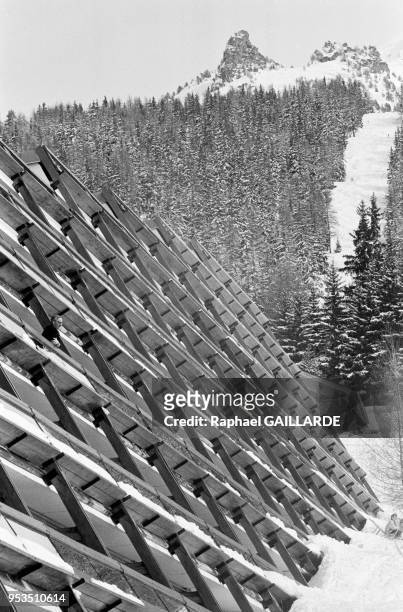 Immeuble moderne, conçu par Charlotte Perriand, dans la station de sports d'hiver des Arcs en janvier 1988, France.