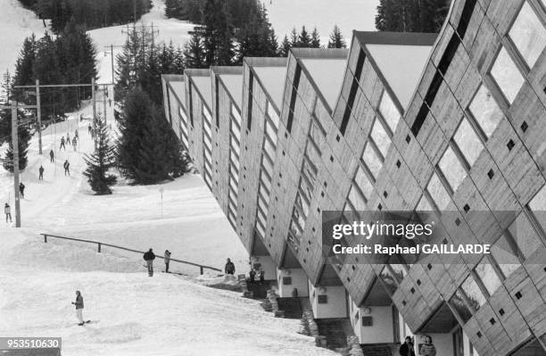 Immeuble moderne dans la station de sports d'hiver des Arcs en janvier 1988, France.