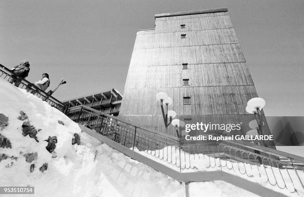 Immeuble moderne dans la station de sports d'hiver des Arcs en janvier 1988, France.