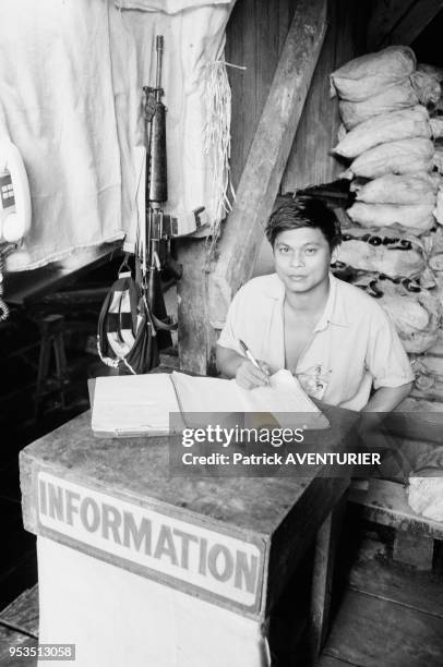 Travailleur de la mine d'or de Diwalwal avec son arme à feu sur l'île de Mindanao en février 1988, Philippines.