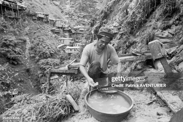 Travailleur de la mine d'or de Diwalwal sur l'île de Mindanao en février 1988, Philippines.