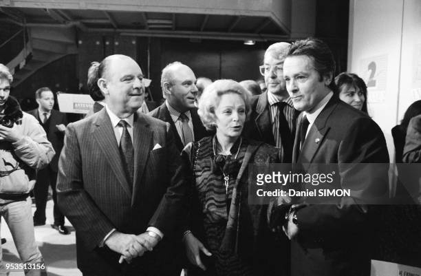 Raymond Barre avec son épouse Eve et Alain Delon lors d'une émission de télévision le 7 novembre 1988 à Paris, France.