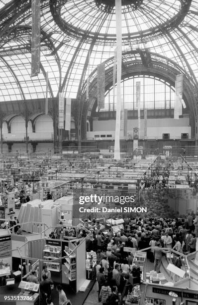 Le salon du Livre sous la verrière du Grand Palais en avril 1983 à Paris, France.