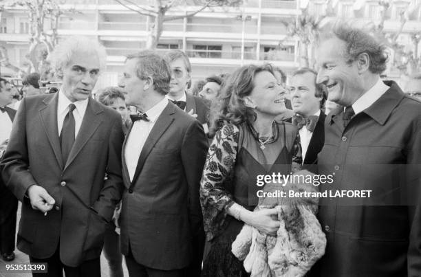 Magali Noël et le réalisateur Claude Goretta à droite avec à gauche les acteurs Gian Maria Volonte et Heinz Bennent au Festival de Cannes le 11 mai...