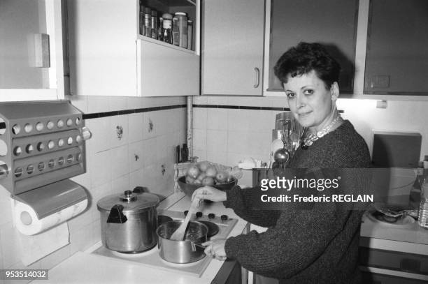 Christine Boutin dans la cuisine de sa maison à Versailles le 11 janvier 1986, France.