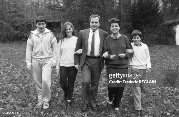 Christine Boutin en compagnie de son mari et de leurs enfants dans le jardin de sa maison à Versailles le 11 janvier 1986, France.