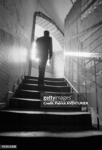 Un surveillant avec son trousseau de clés dans un escalier de la prison de Riom en mars 1985, France.