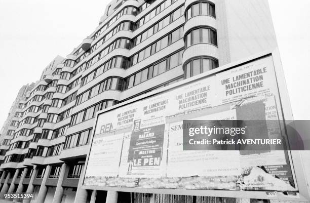 Affiche de la municipalité dénonçant une machination polticienne dans une affaire immobilière le 3 mai 1984 à Alfortville, France.