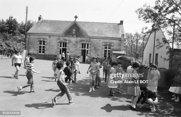 Ecoliers dans un établissement scolaire de province en mai 1984 à La Chevallerais, France.