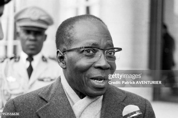 Léopold Sédar Senghor répond aux journalistes à sa sortie du Palais de l'Elysée à Paris le 8 mars 1984, France.