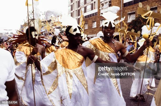Parade lors du carnaval traditionnel dans le quartier de Notting Hill en août 1981 à Londres, Royaume-Uni.