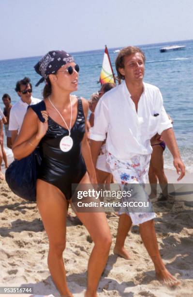 La princesse Caroline de Monaco en maillot de bain et son époux Stefano Casiraghi marchant sur une plage le 8 mai 1988 à Saint-Tropez, France.