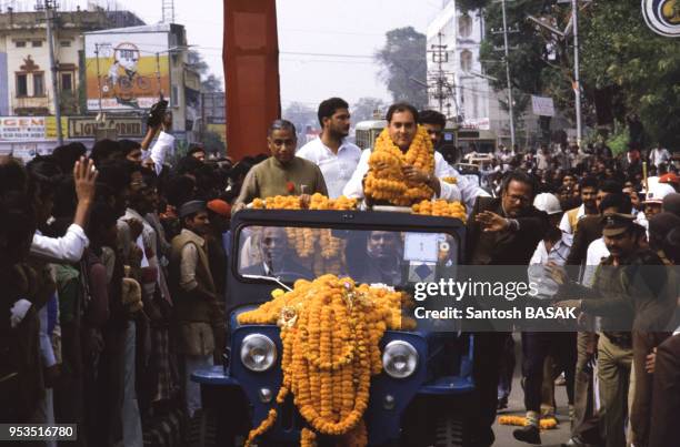 Rajiv Gandhi applaudi par la foule lors d'une visite à Calcutta le 5 mars 1984, lnde.