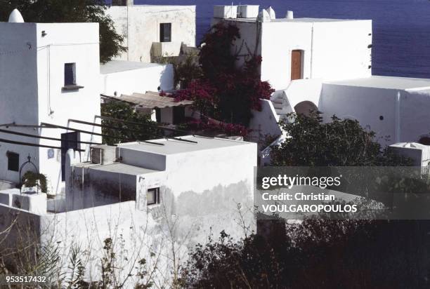 Maisons blanches sur l'île de Stromboli, dans l'archipel volcanique des îles Eoliennes en septembre 1979 à Stromboli, Italie.