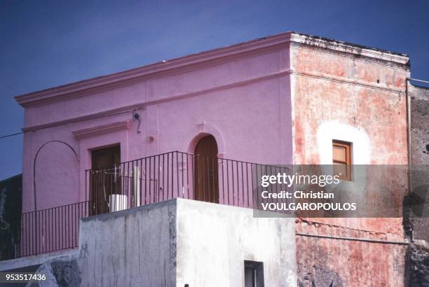 Maison sur l'île de Stromboli, dans l'archipel volcanique des îles Eoliennes en septembre 1979 à Stromboli, Italie.